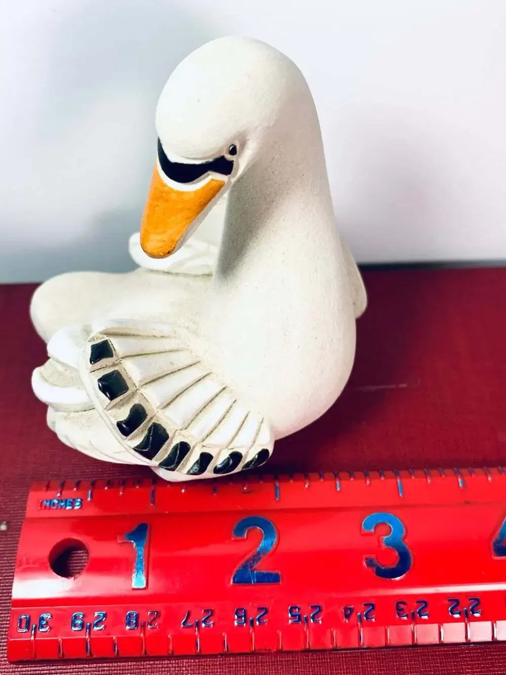 Swan figurine statue
